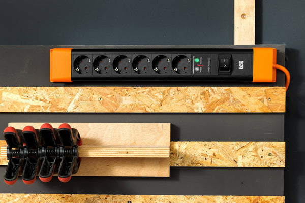 BACHMANN CONNECTUS schwarz-orange an der Werkbank montiert
